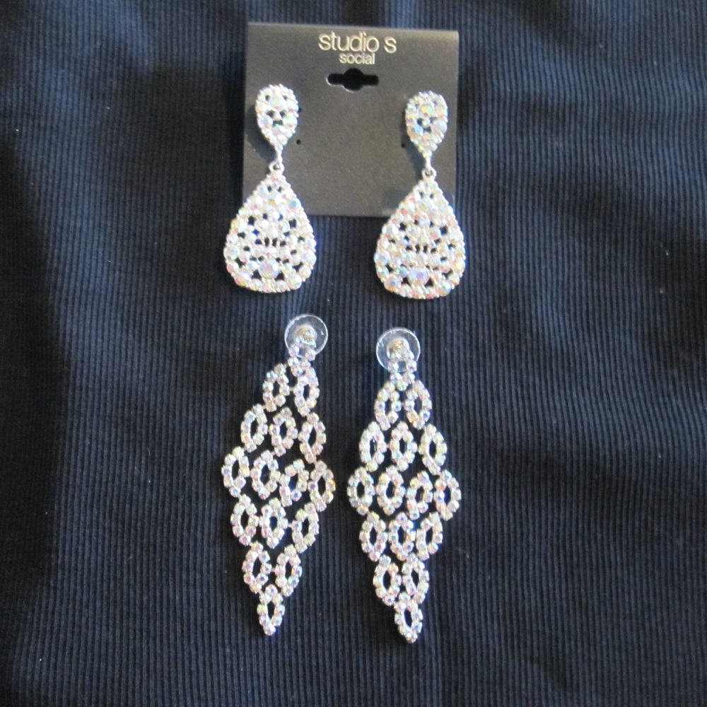 Beautiful set of pierced earrings.
